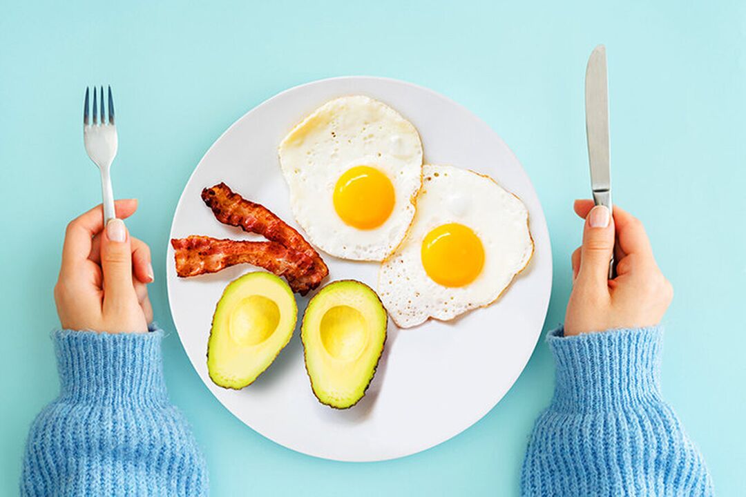 Ideaalne hommikusöök keto dieedi menüüs – munad peekoni ja avokaadoga